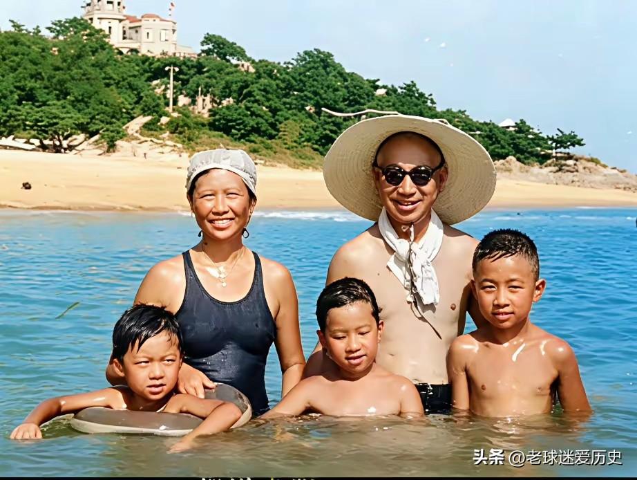 这张罕见又温馨的海边留影，记录了粟裕大将与夫人楚青携家人在青岛度假的瞬间。
澄澈