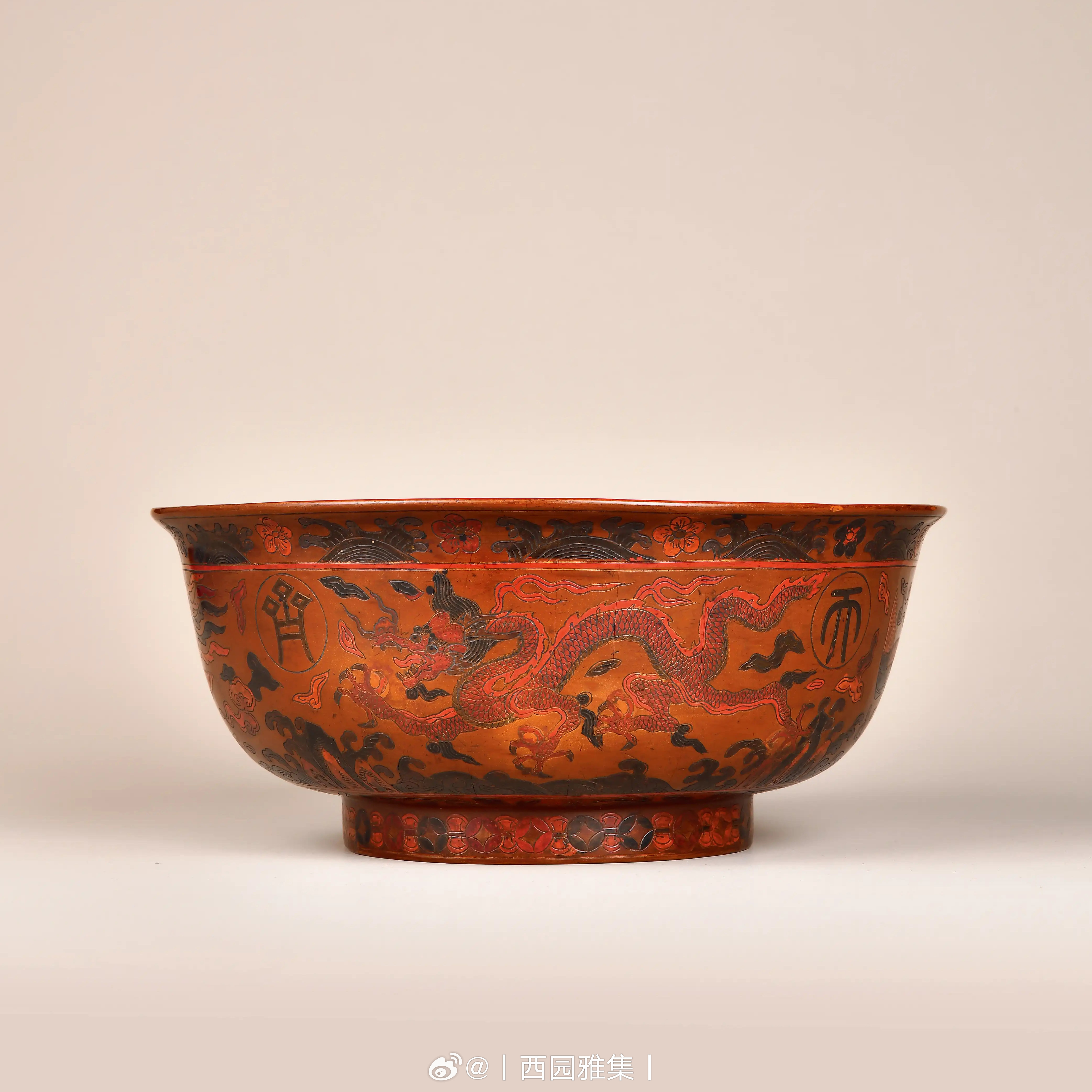 髹饰录 | 明嘉靖 “大明嘉靖年制”款戗金填彩龙凤纹大碗明代晚期是中国漆器工艺发