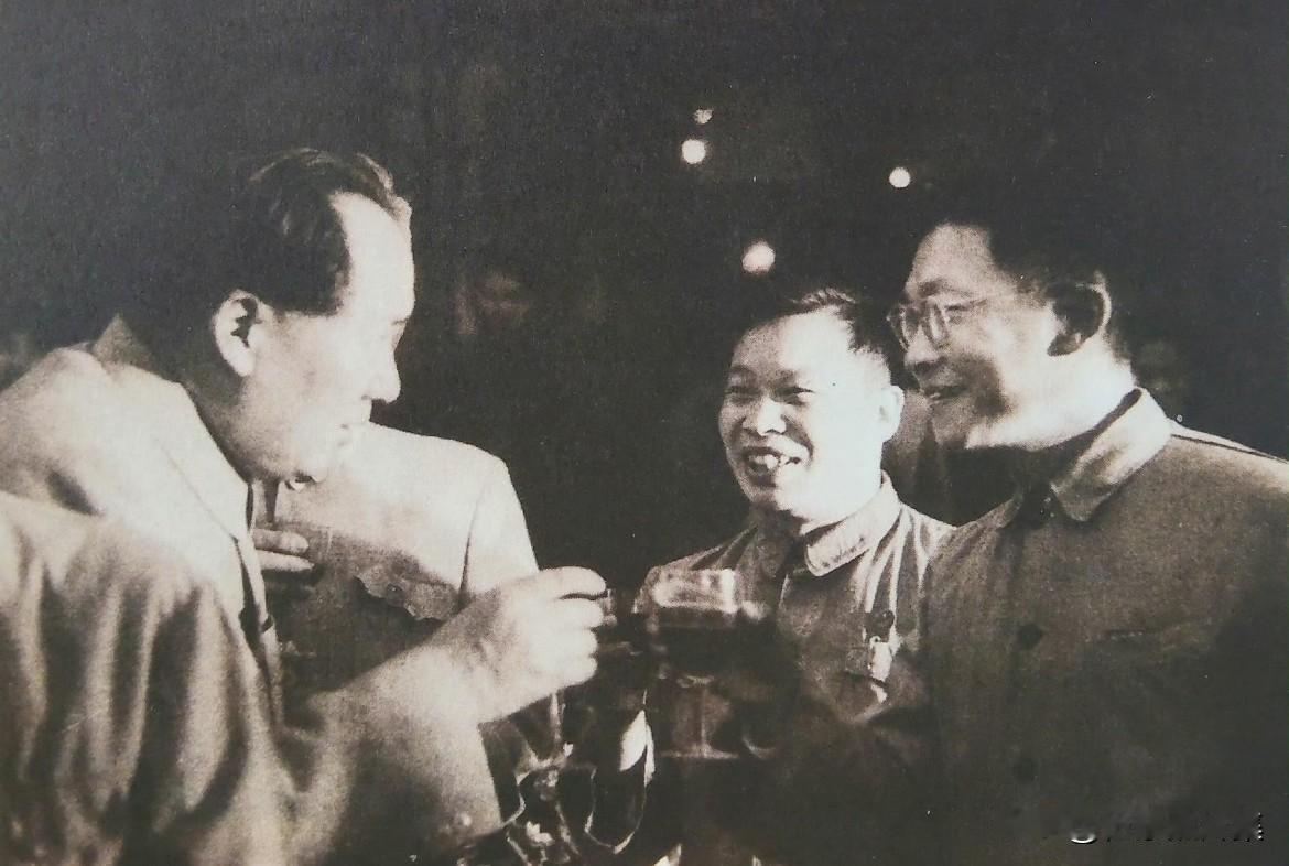1951年，在全国政协庆祝“七一”的酒会上，毛泽东主席与著名物理学家钱三强亲切碰