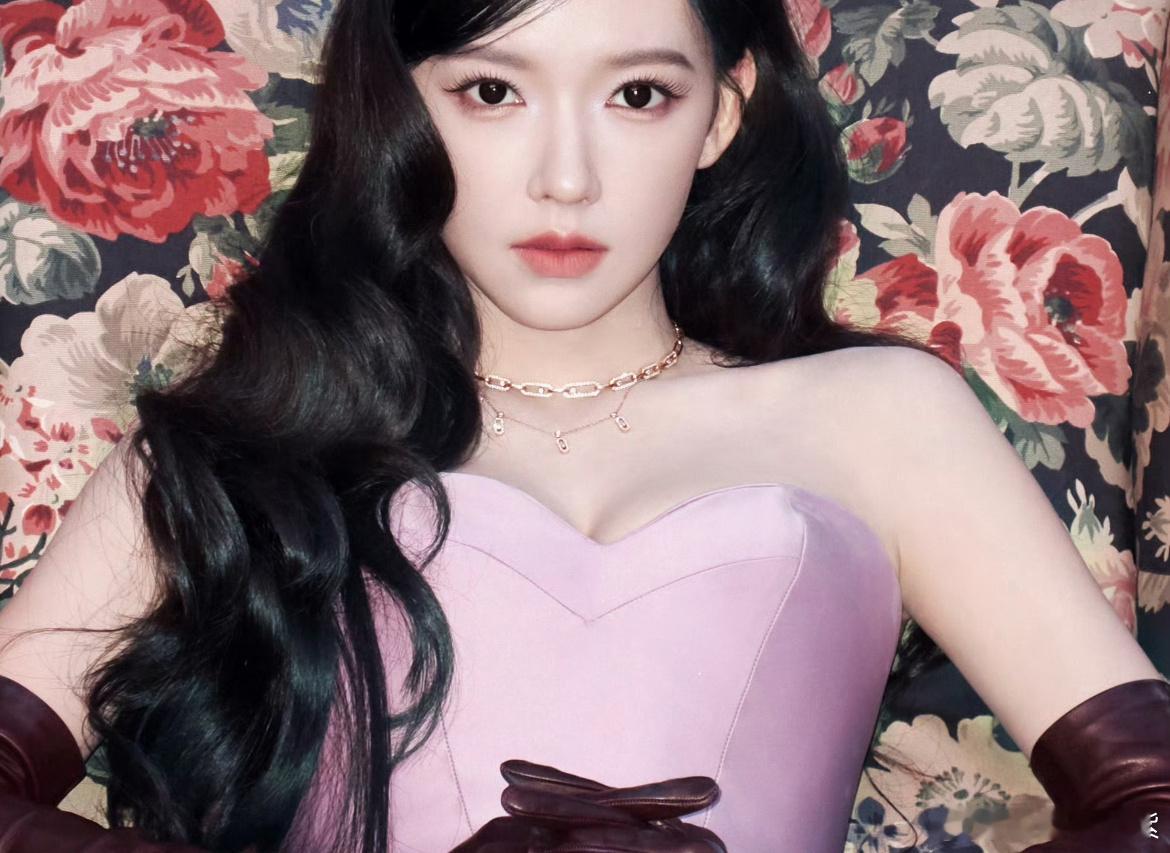 馥郁之姿，优雅定格以镜头为序，赴璀璨盛典之约紫色缎面长裙与冷白皮的惊艳组合被盛赞