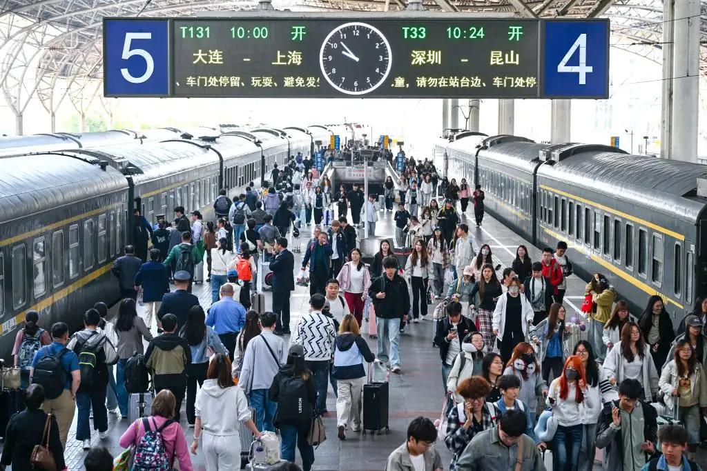 五一出游人多，是钱袋子鼓了吗？很多媒体及官方从旅行工具和消费市场监测，同比之下是