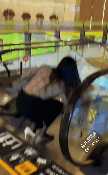 大型社丝现场！高跟鞋居然被扶梯吃掉了！
不单穿洞洞鞋搭乘扶梯有危险，穿细高跟的女