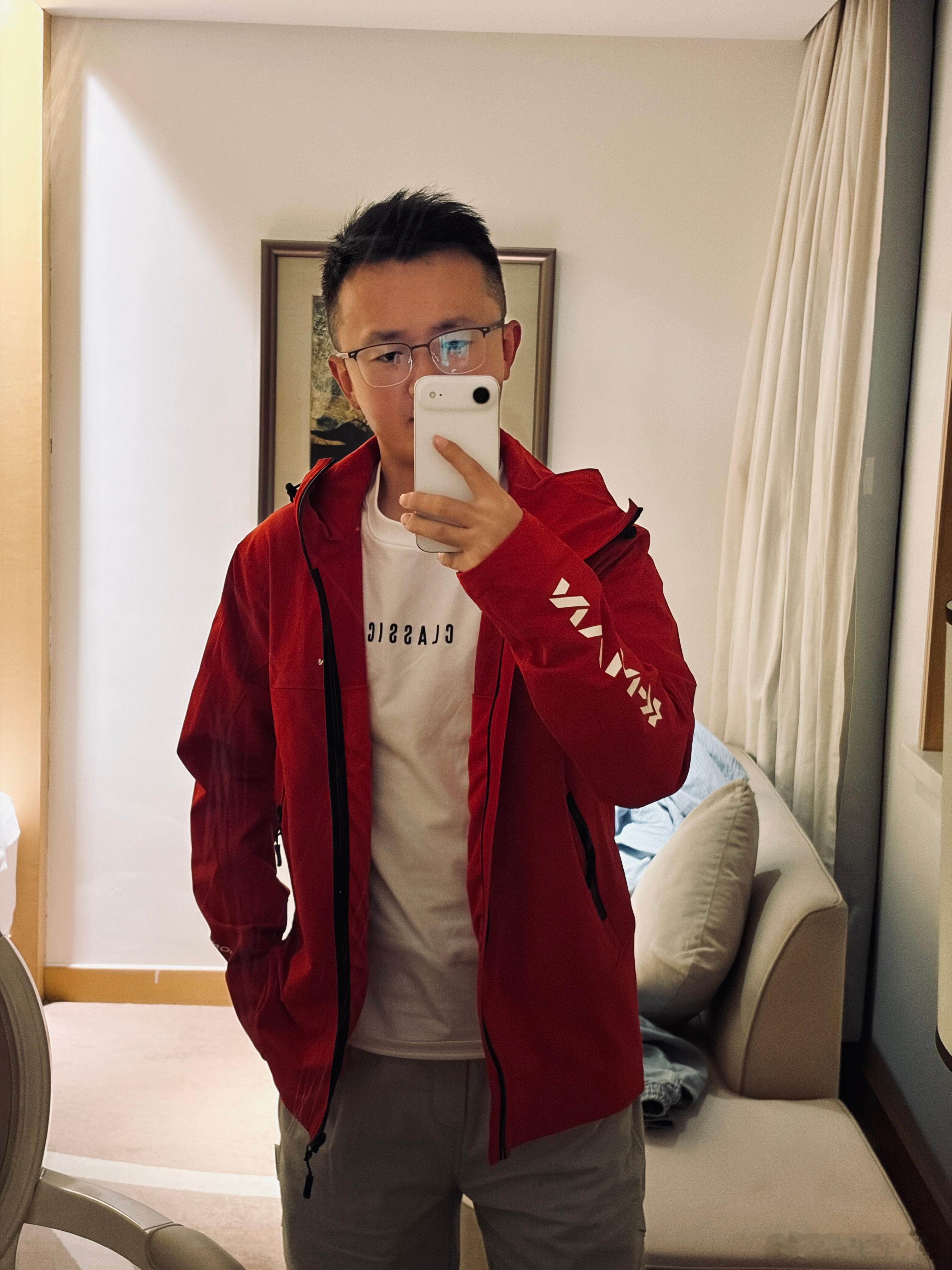 这件衣服吧，还是我穿合适。你们穿不合适。 