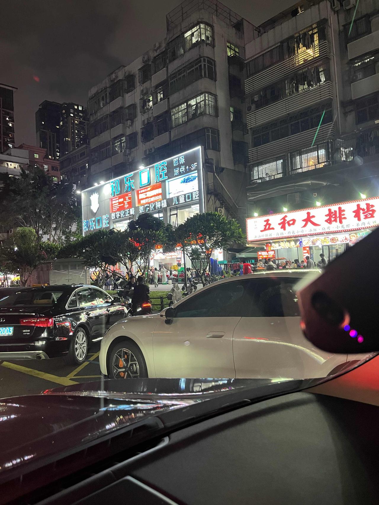 五和大道就这样塞车，小汽车随便停！但人间烟火气十足！也有另一种快乐的感觉！