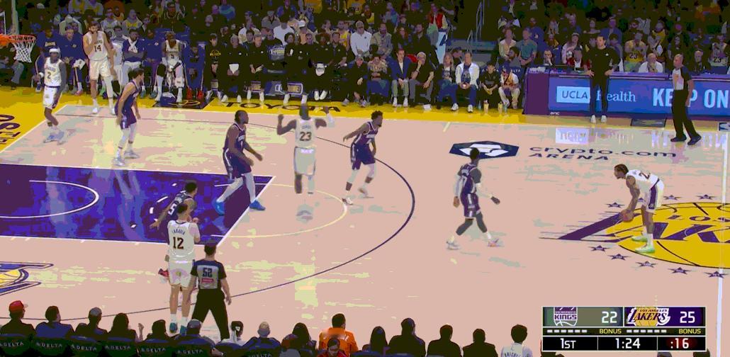 第一节末詹姆斯场上指挥连破三次国王的联防，虽然国王确实防得也抽象。第一球，指挥重