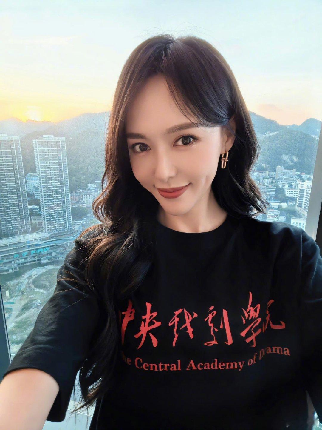 唐嫣 陈龙50岁生日胡歌唐嫣等送祝福 唐嫣陈岩 一个转身，光阴就成了故事；一次回