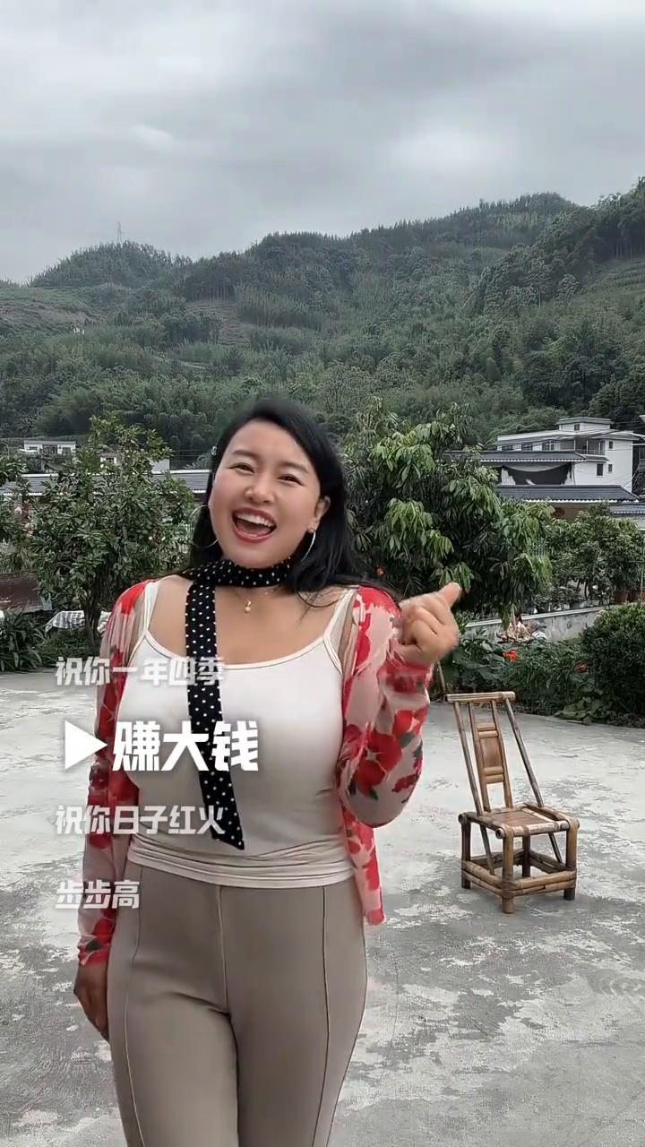 祝你天天开心没烦恼，祝你顺风顺水好运到，祝你一年四季赚大钱，祝你日子红火步步高。