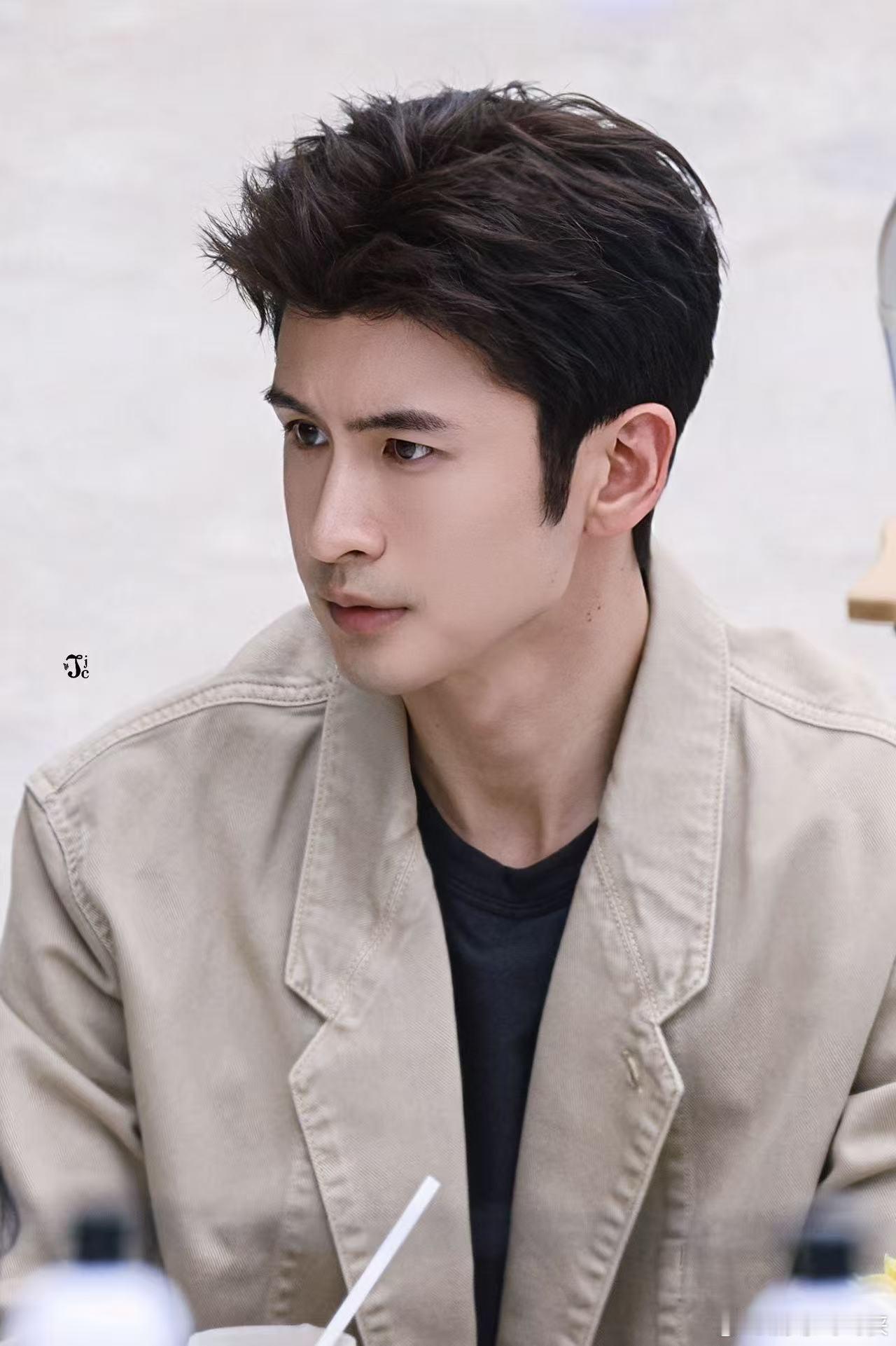 张云龙好扛镜头的一张脸导演也很为张云龙着迷吧 同一场戏同个打光条件，对比之下差距