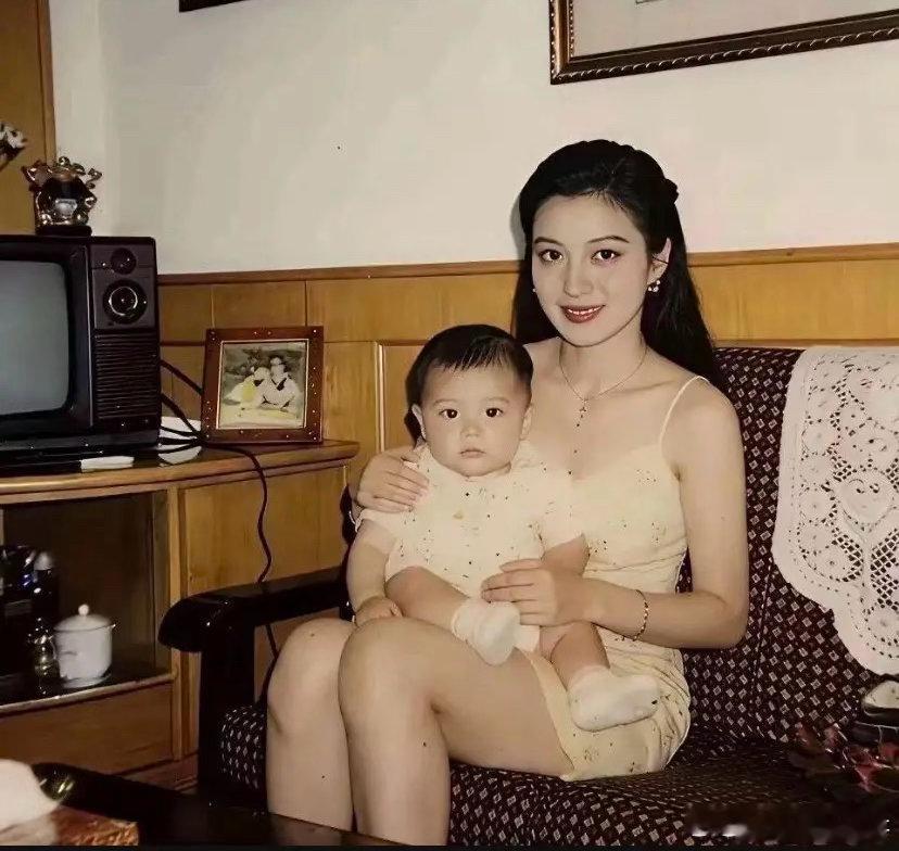 30年前，这样的穿着打扮在北京家庭算什么水平～ 
