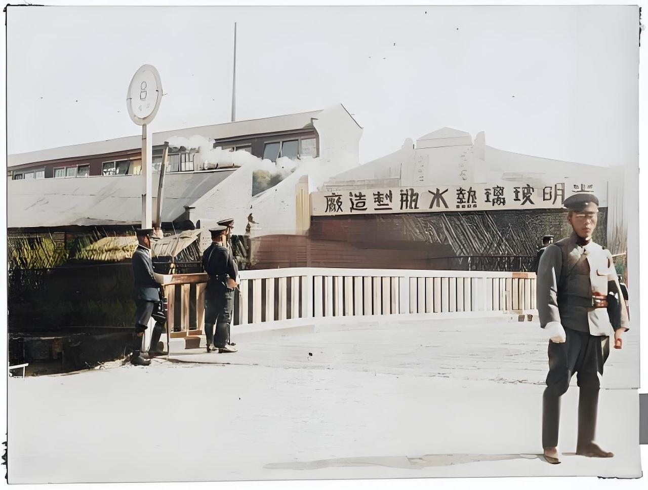 1936年，上海八字桥堍的光明热水瓶厂，烟囱还在冒烟，可日军已经把刺刀架到厂门口