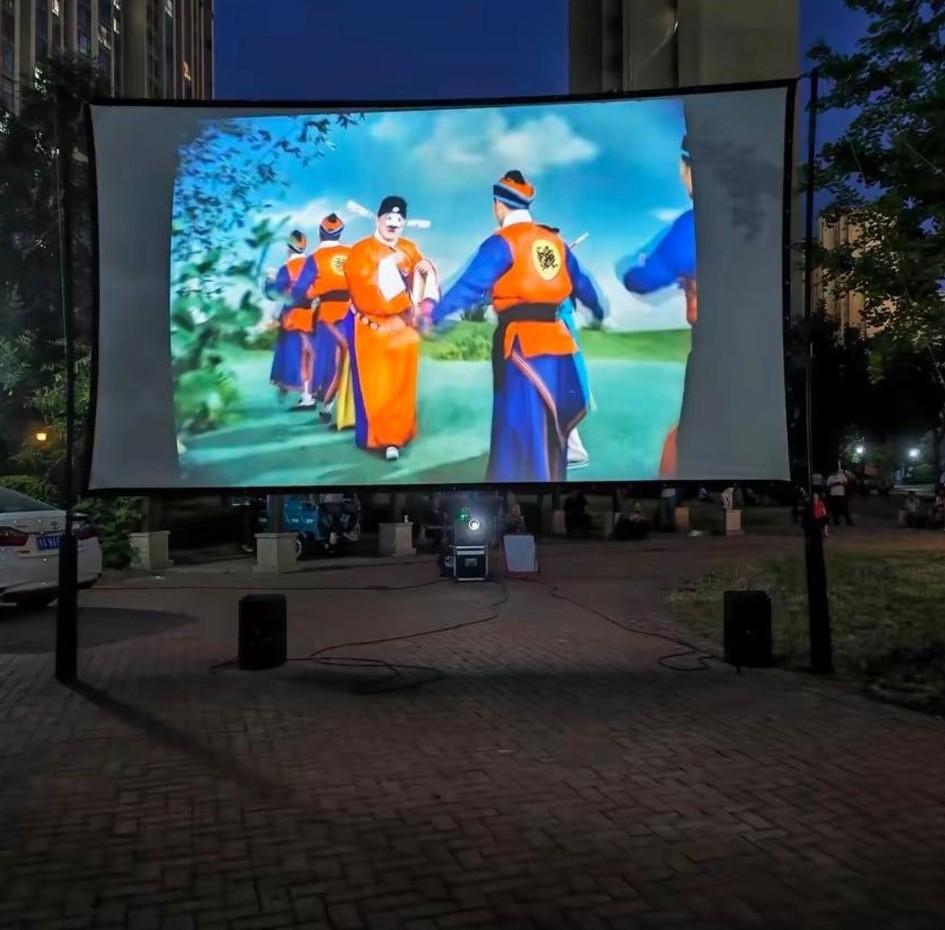 这样的公益放映，不要也罢
在我们这儿，每年都有电影放映员来小区放映多次电影。然而