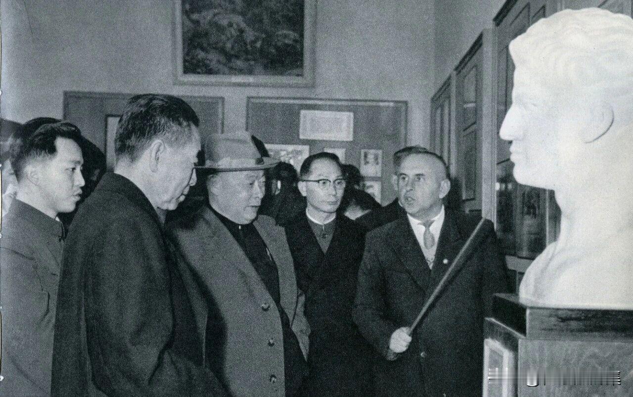 1964年1月1日，正值周恩来总理出访亚非欧14国期间，他在阿尔巴尼亚首都地拉那