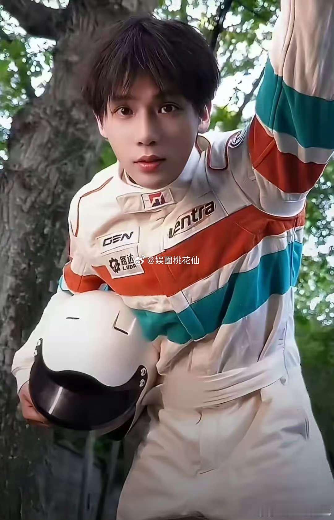 沈腾找了个最帅的演自己 王安宇演年轻张驰也太合适了，俊朗外形配上热血气场，把年少