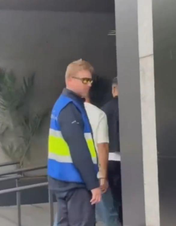 C罗与家人现身马德里机场 从哥本哈根到马德里再到利雅得，C罗的私人飞机航线勾勒出