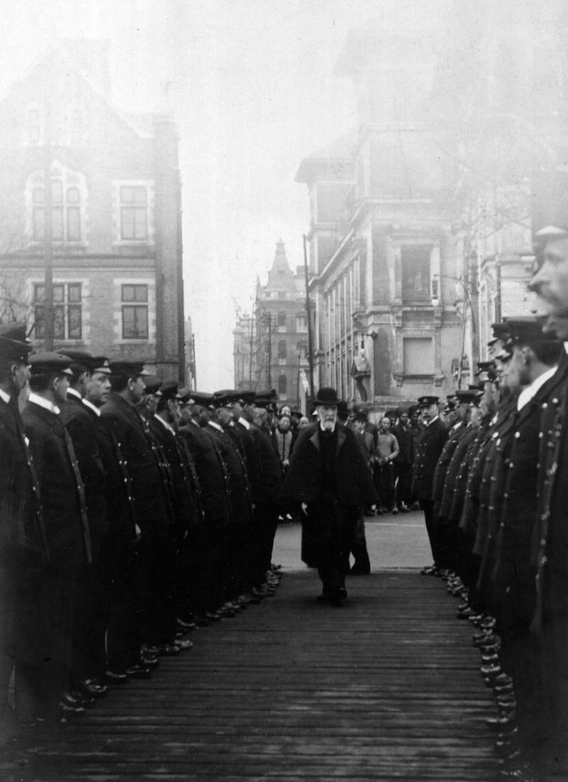 1908年4月13日早晨，赫德离开北京回国。清政府外务部和税务官员、各国驻京公使