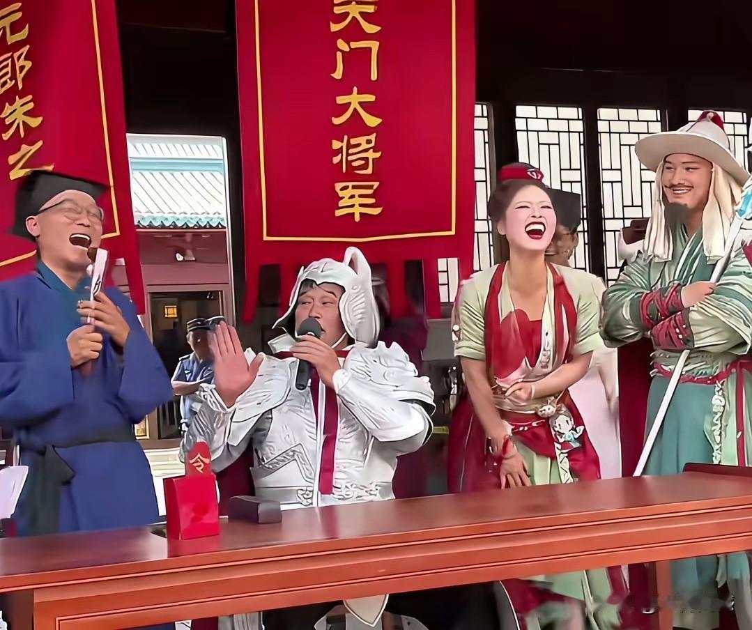 大衣哥除了唱歌之外，参加的活动也比较广泛，互动的内容也比较多，这说明他是一个非常