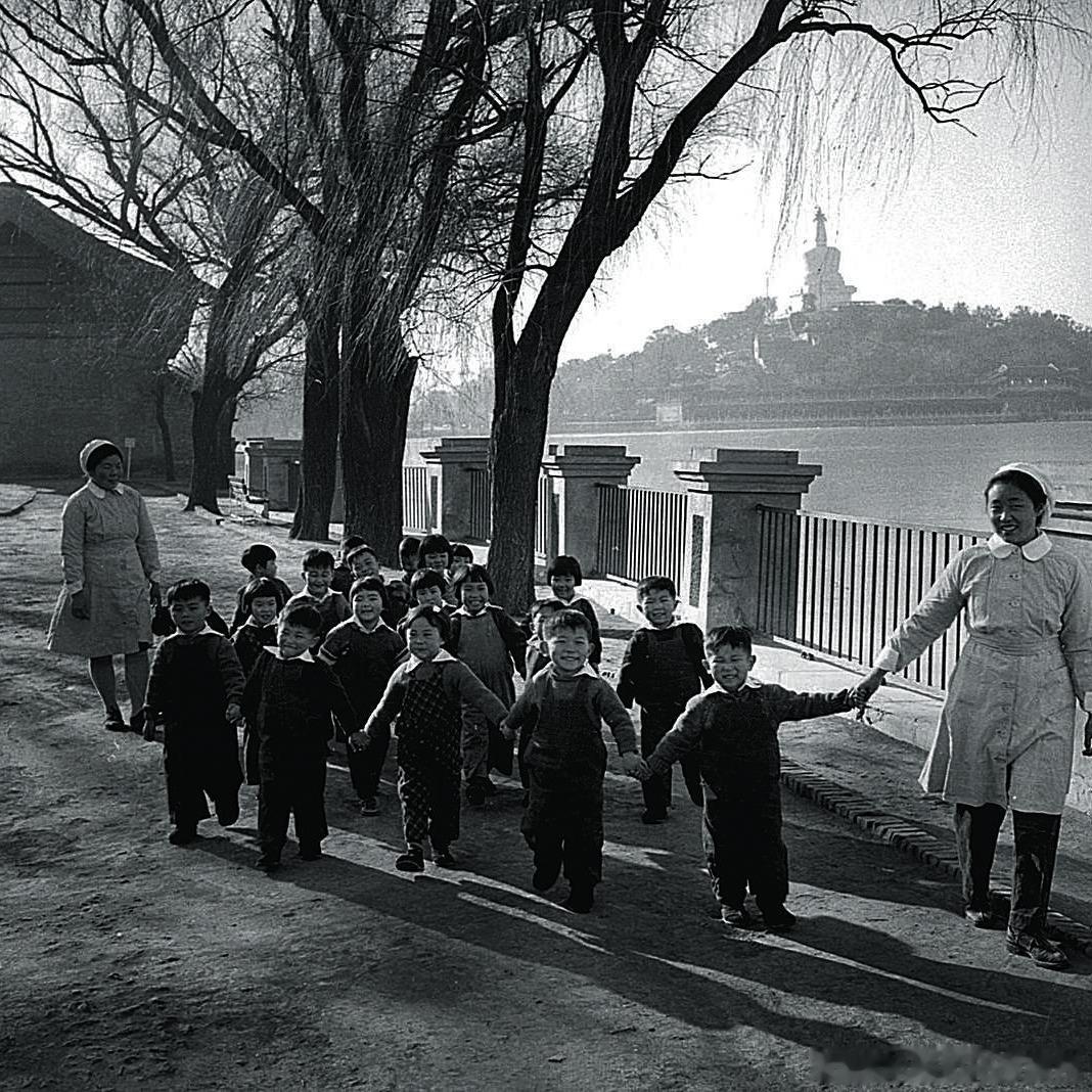 1951年，北京，幼儿园的孩子们在北海公园游玩。摄影 吴宝基In 1951, i