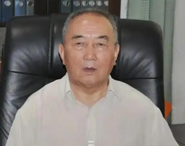 退休不褪色！九旬老党员陈昌世，三十年助学点亮寒门希望
 
陈昌世，男，1935年