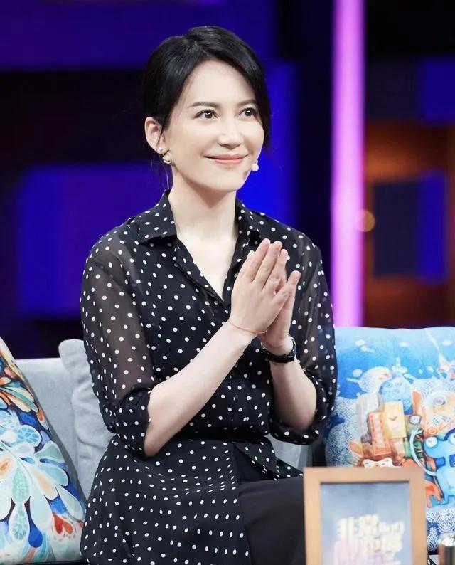 俞飞鸿这气质，真的是刻在骨子里的优雅✨
 
一件黑白波点衬衫裙，没有多余的设计，