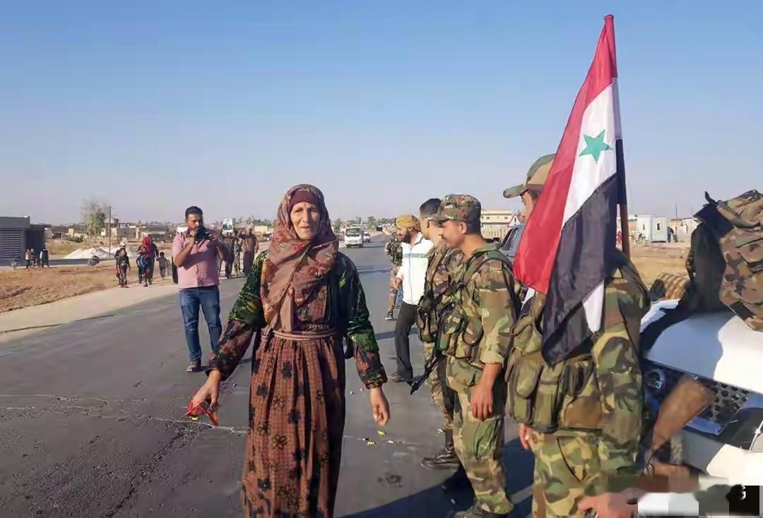 阿萨德表哥扛起反暴大旗，老虎师长和5.4万名叙利亚人加入起义军
 
谁能想到，扛