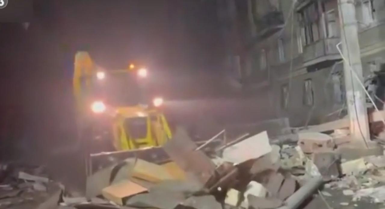 夜色里，挖掘机正清理着坍塌楼宇的瓦砾，而远在大洋之上的航母甲板，战机正呼啸着弹射