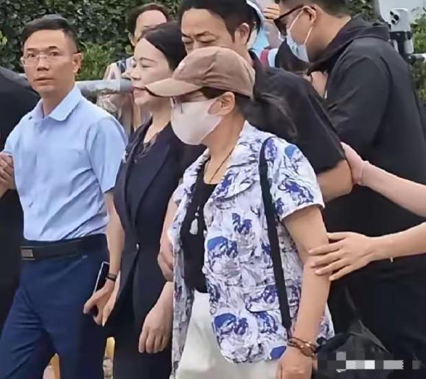 没柴桑大姐不行！


柴桑大姐确实是许妈身边最得力的支撑。
她以前在司法系统工作