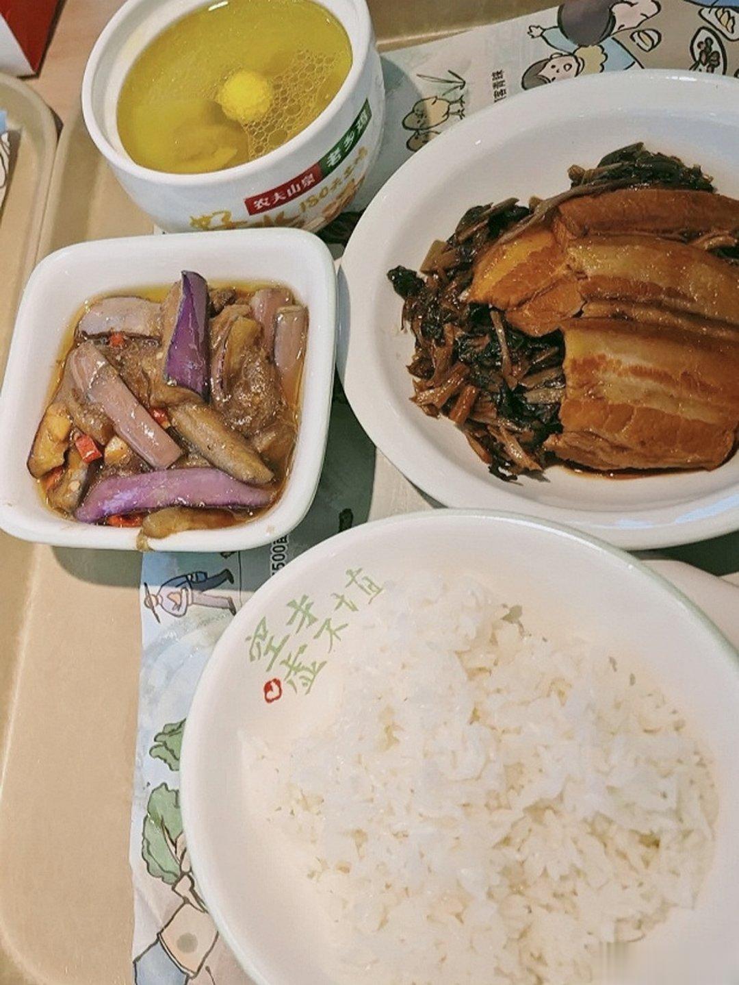 #老乡鸡免费##老乡鸡宴请全国#  我们公司附近就正好有一家老乡鸡，今天中午和同