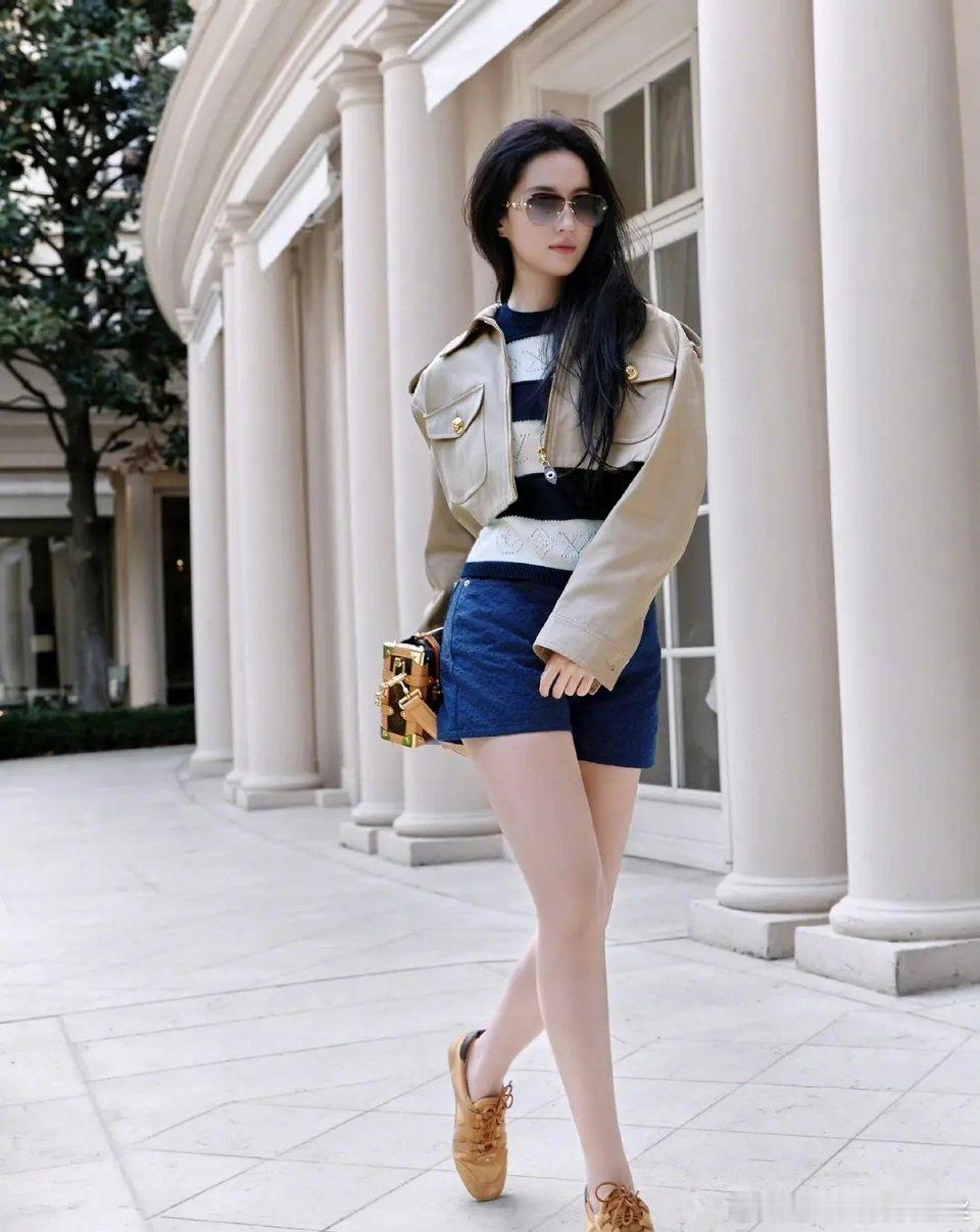 刘亦菲的穿搭虽然奇怪但是很有感觉 