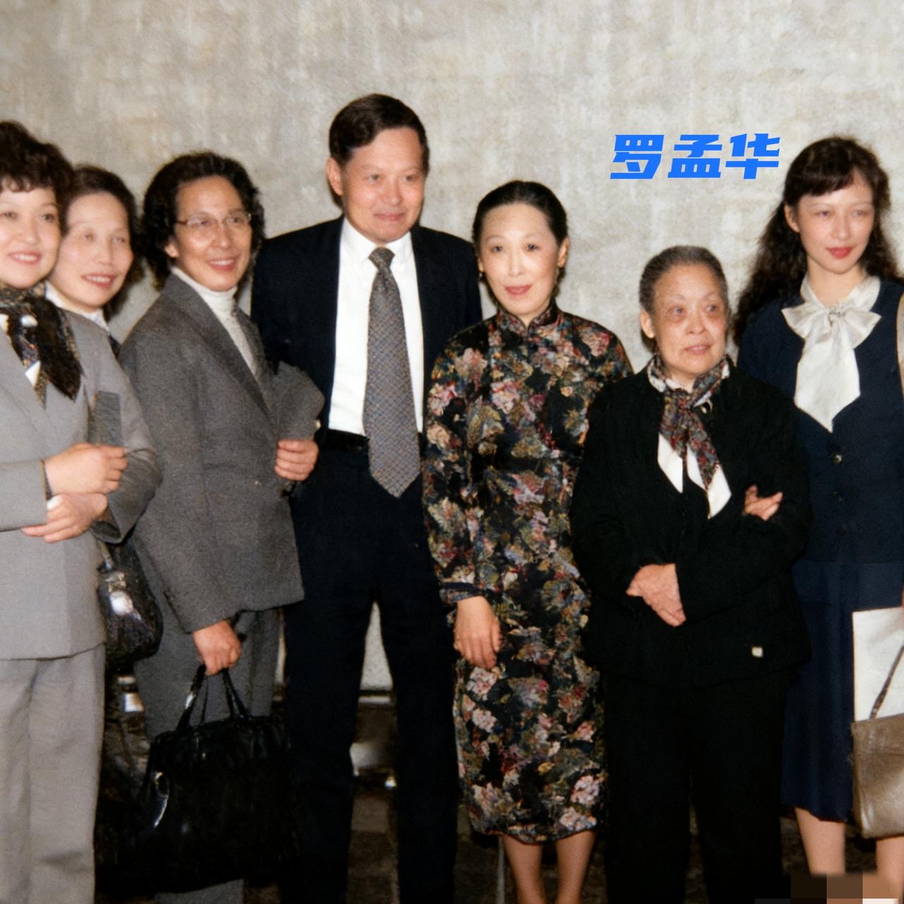 1984年，杨振宁应邀携母亲罗孟华，出席庆典活动，参加《大公报》喜迎创刊30周年