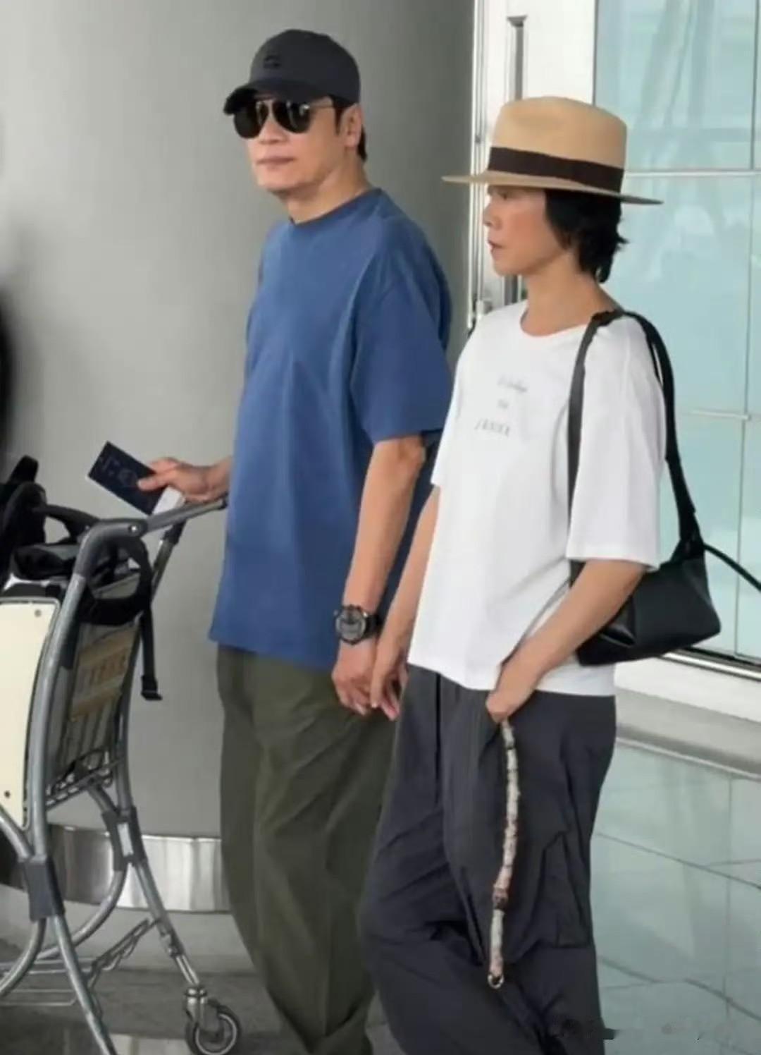 罗嘉良这日子过得真叫一个滋润！64岁了还带着老婆满世界跑，西班牙阳光沙滩一晒，小