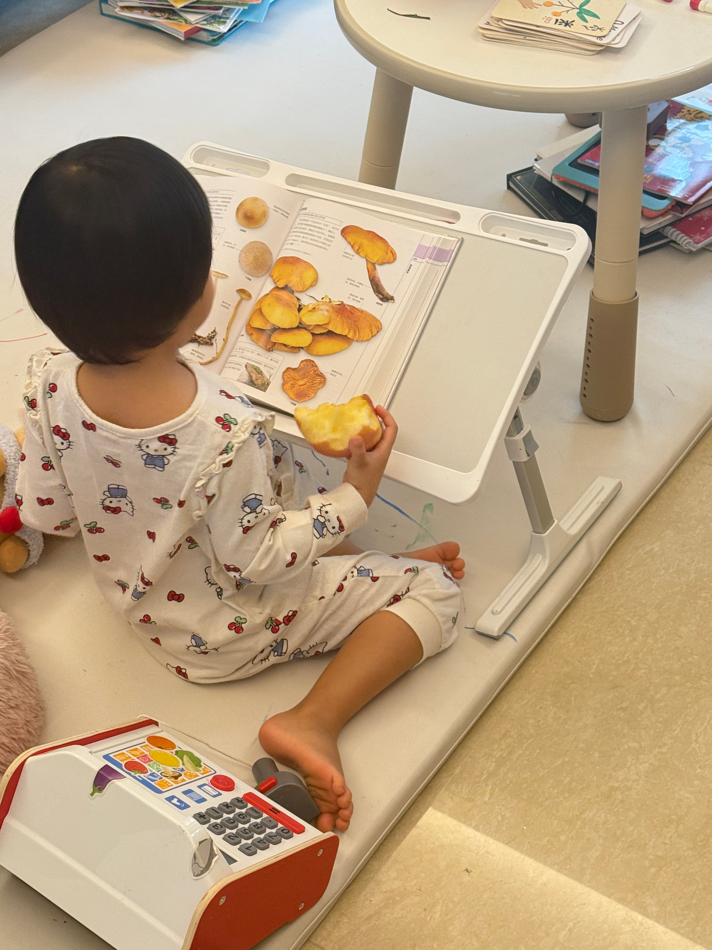 球宝好半天没动静我探头一看，又在研究蘑菇了带娃随手拍