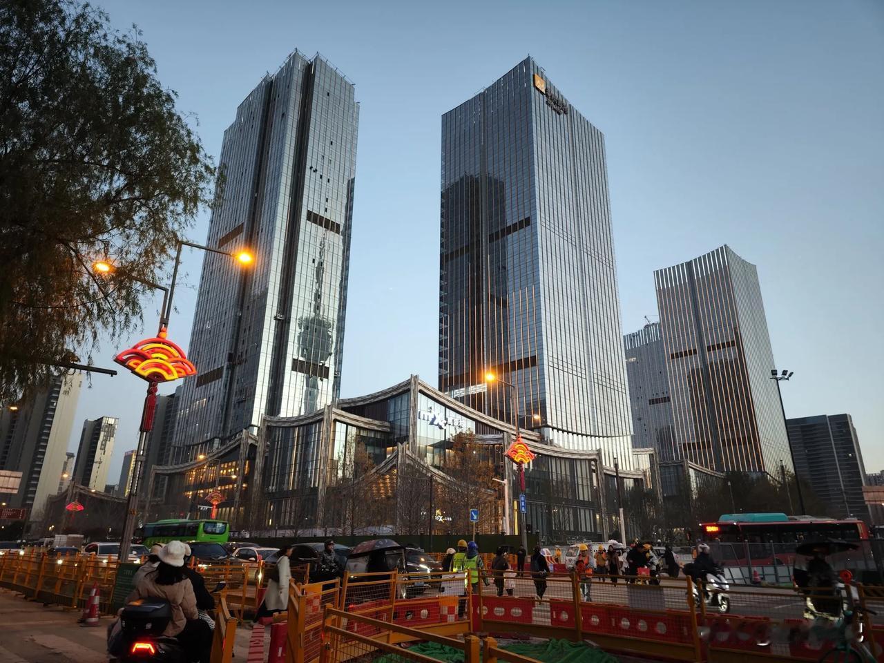 西安万象城建设进入收尾阶段，将于12月9日盛大开业，定位重奢购物中心，目前还没有