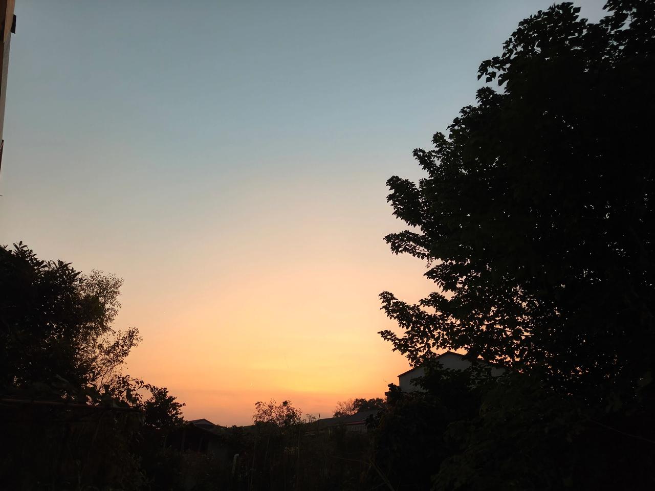 月牙配上落日的余晖，这景色太美了。日落 天空 生活碎片捕捉 户外随手拍