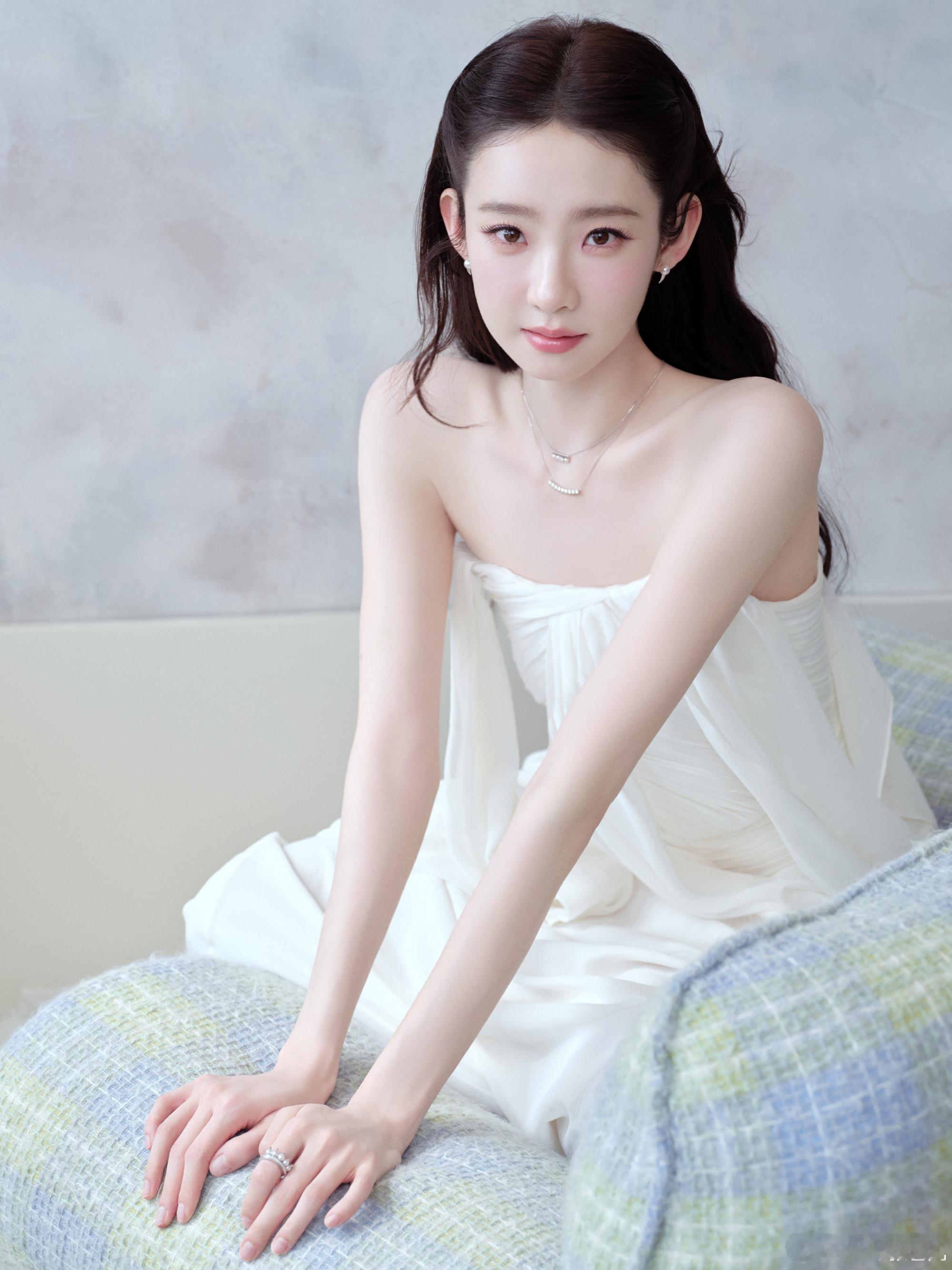 张艺凡内娱管培生张艺凡演艺和舞台综艺样样都能拿捏，发展路线清晰又扎实，妥妥全方位