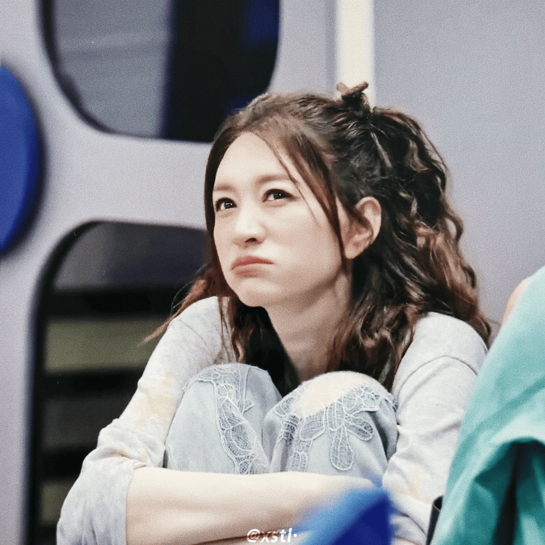 李小冉 跑调是因为缺心眼呗阚清子和徐洁儿本来在暖心安慰李小冉，结果聊着聊着三人一