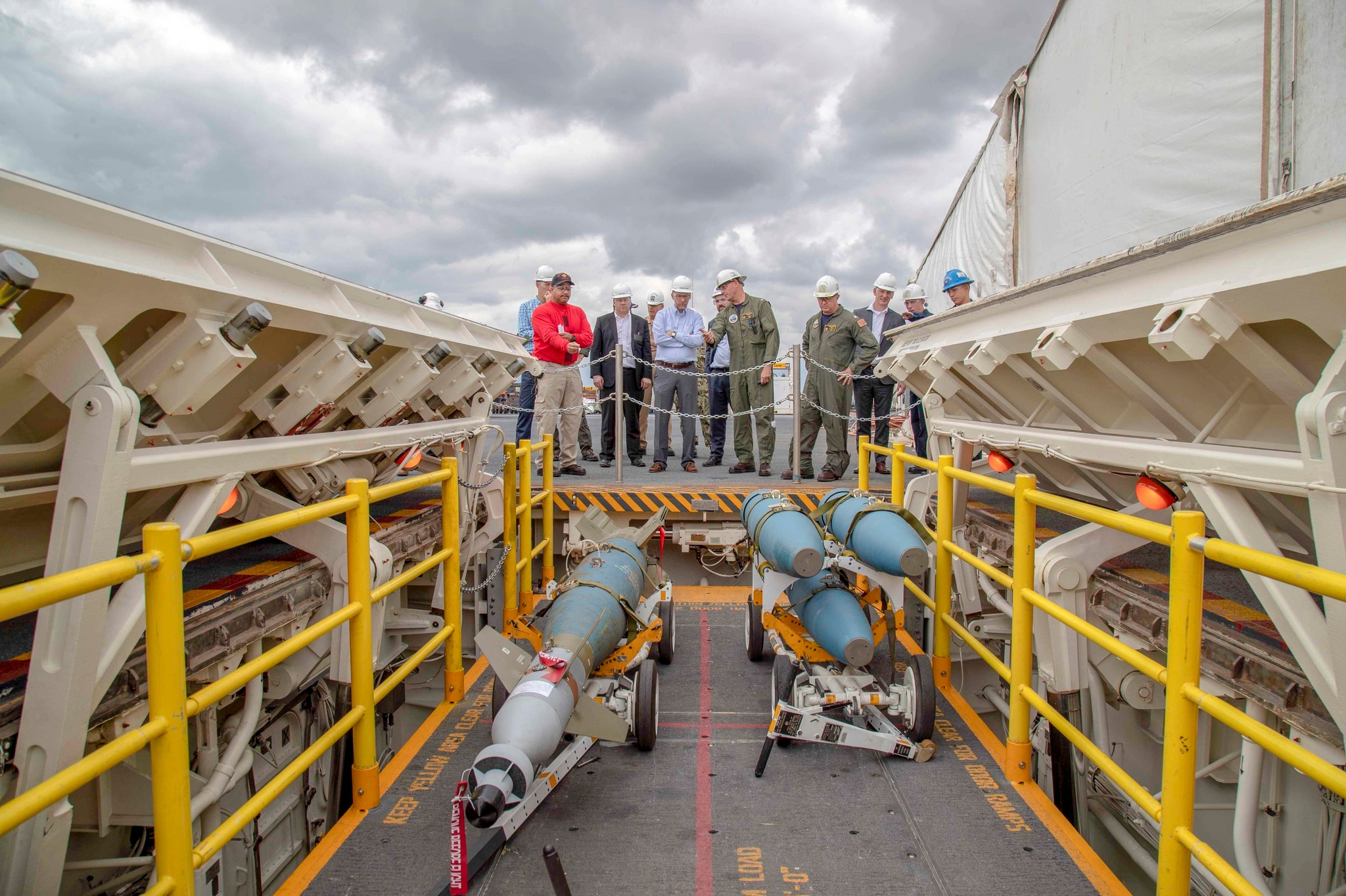 🔻福特级上的先进武器升降机，包括采用直线同步电动机（LSM）的无绳电梯系统，先