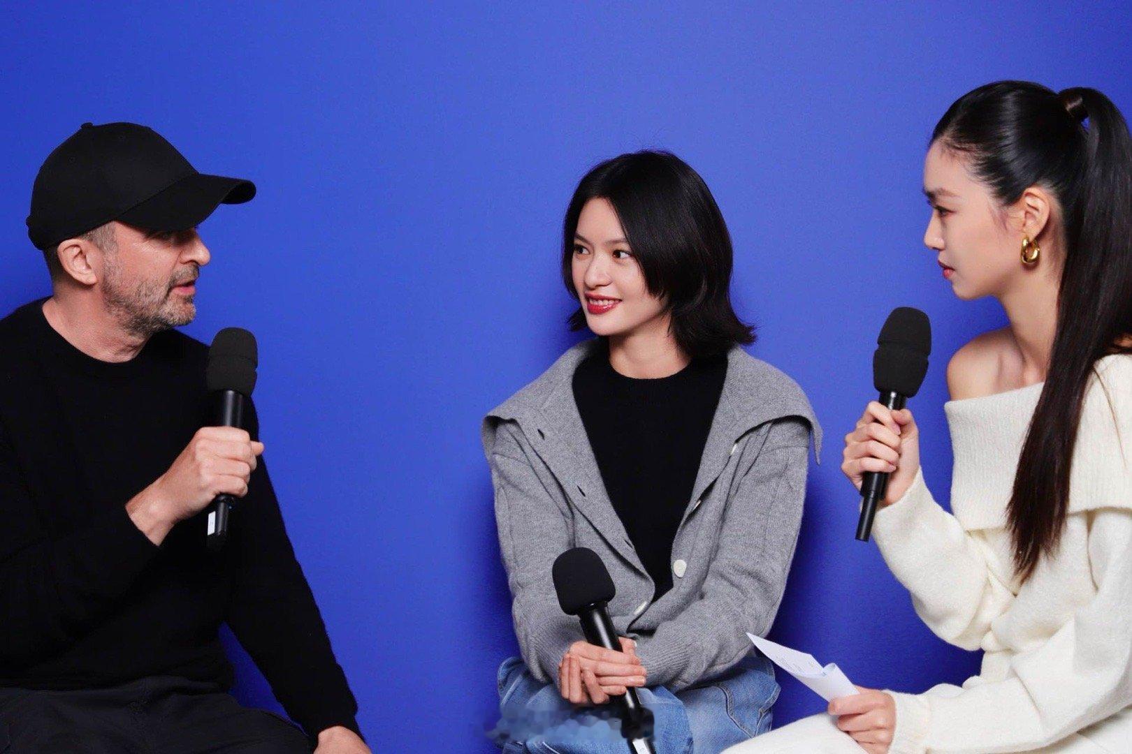 这居然是邱天 谁还在说灰色显普通？邱天用实际行动证明，羊绒衫搭蓬蓬裙也能穿出松弛