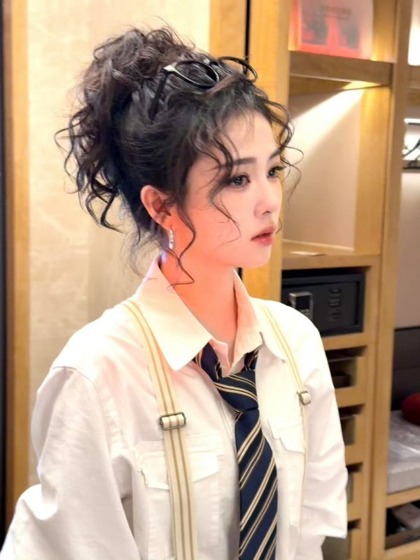 白鹿今天是小卷毛 白鹿小卷毛cool girl粗发咯！白鹿小卷毛背带裤造型