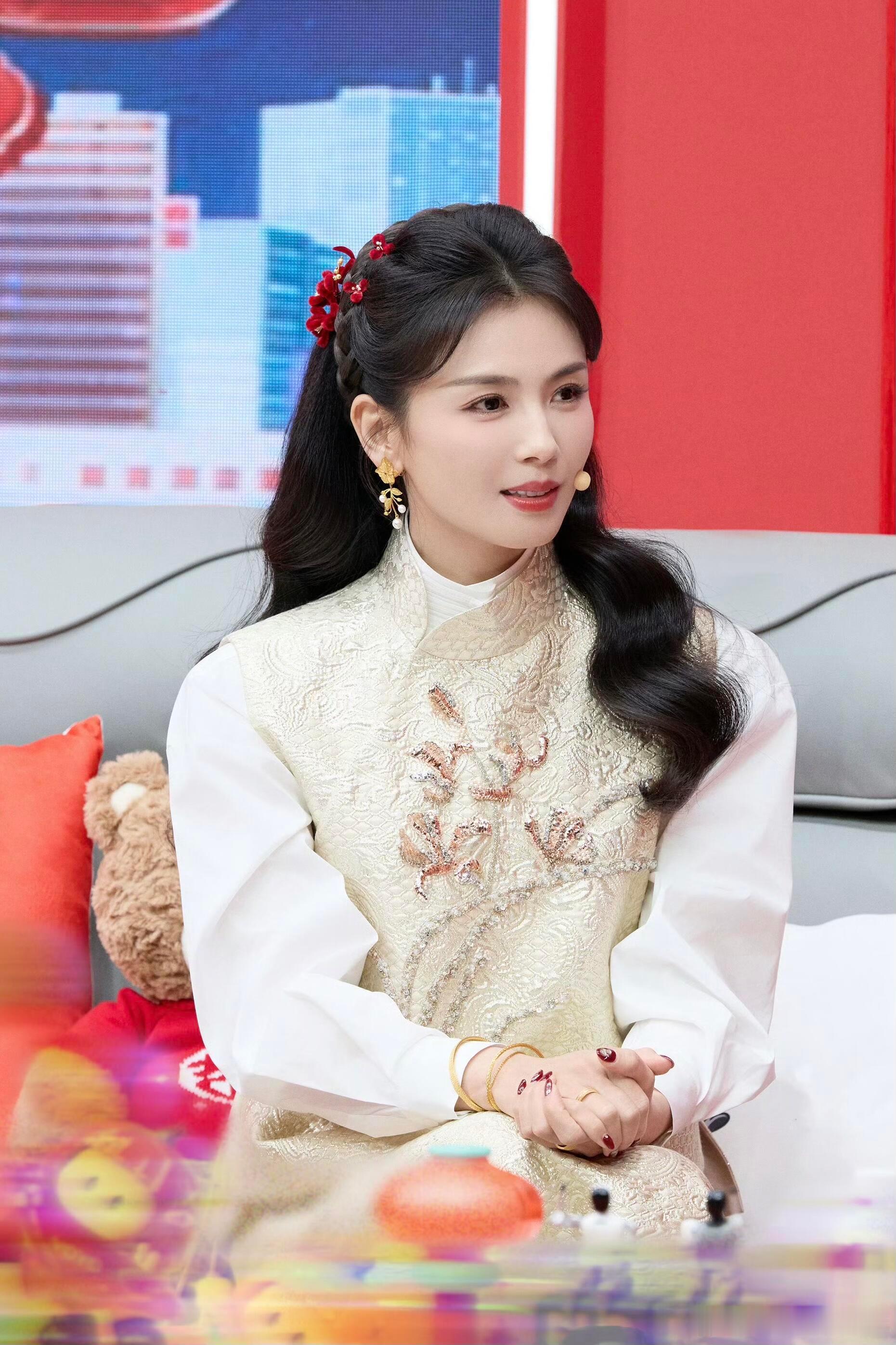 刘涛身穿 M ESSENTIAL 2026马年新春系列 淦素提花新中式套装，叠搭