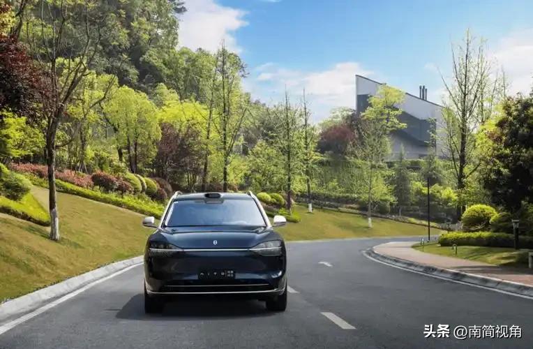 选一辆车，其实是选一种生活。问界M9之所以能成为50万级销量王者，就是因为它太懂