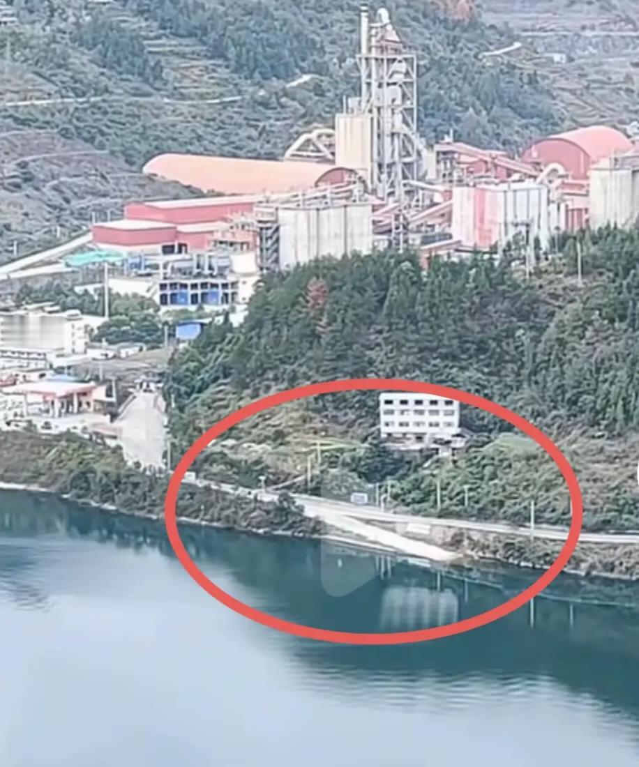 是福不是祸，是祸躲不过！贵州一辆小车落水，乘客四兄弟遇难，最大37岁，最小21岁