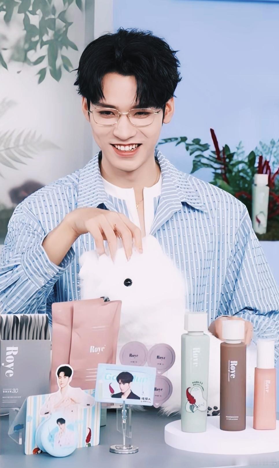 龚俊龚俊直播 gj龚俊给萨摩耶做发型🌈若也直播里，龚俊给萨摩耶做造型这一趴太萌