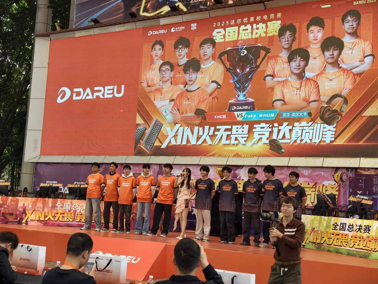 今天来广州大学城参观了全国电竞总决赛，顺便看了新品，AE7双模游戏鼠，才70g！