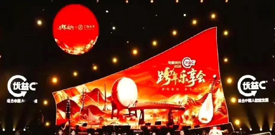 彩排前三小时，他还在抠字眼。
“欢迎”划掉，改成“久等”。
就两个字，观众永远不