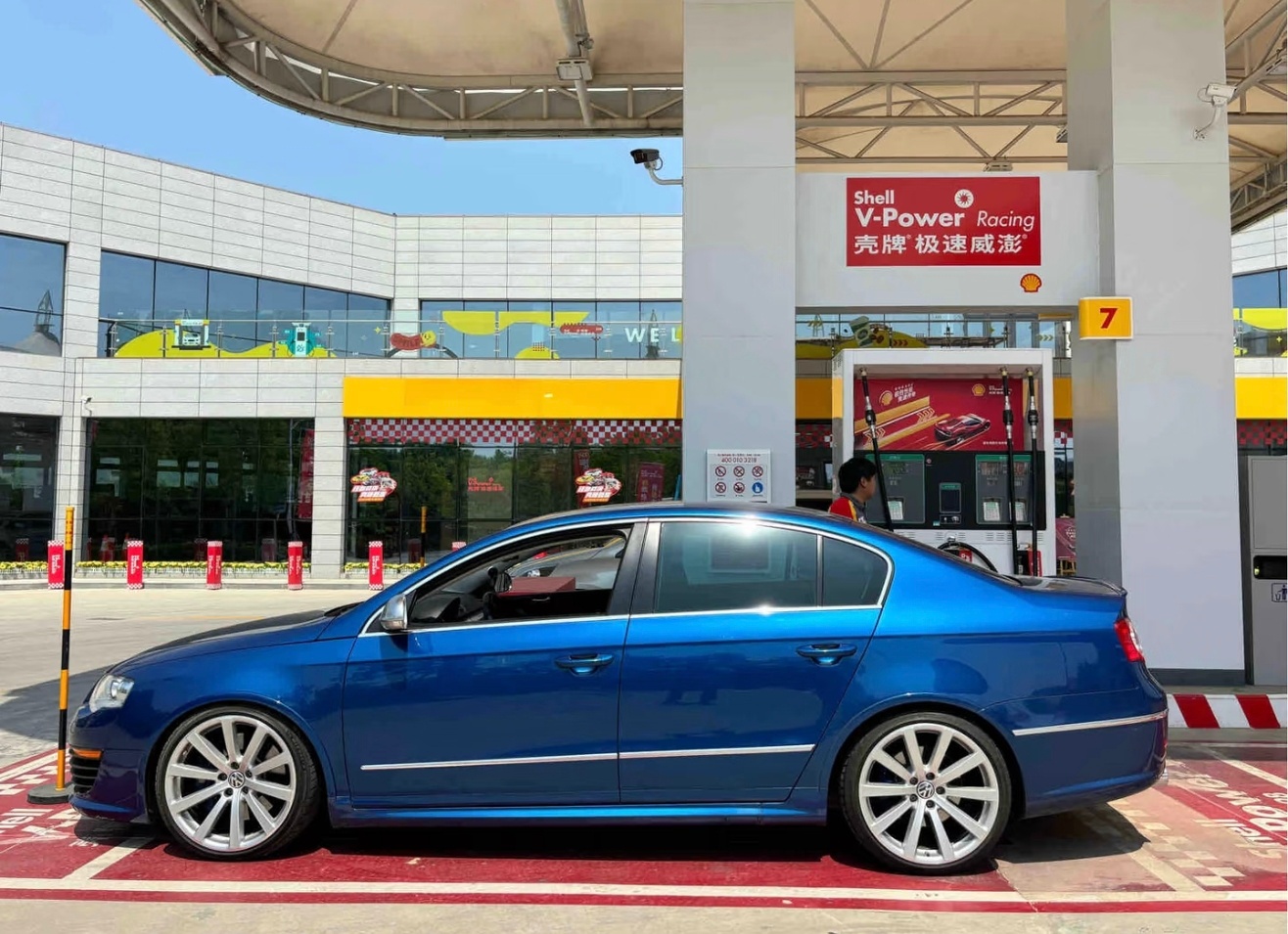突然想翻新一台蓝色 R36，只要三箱，不要旅行，越看越带劲啊....虽然即便整备