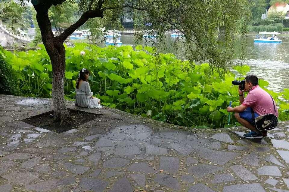 还记得十年前儿童公园的那个春天吗？沉默年代或许不该，太遥远的相爱。
拍摄于201