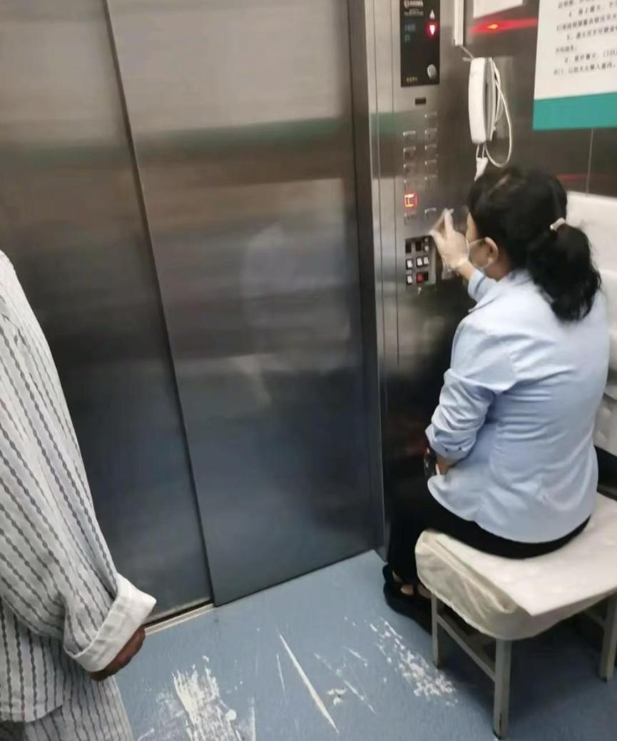 最近去医院看朋友，在医院电梯间，发现一个让人费解的情况：那就是有的电梯里面的门口