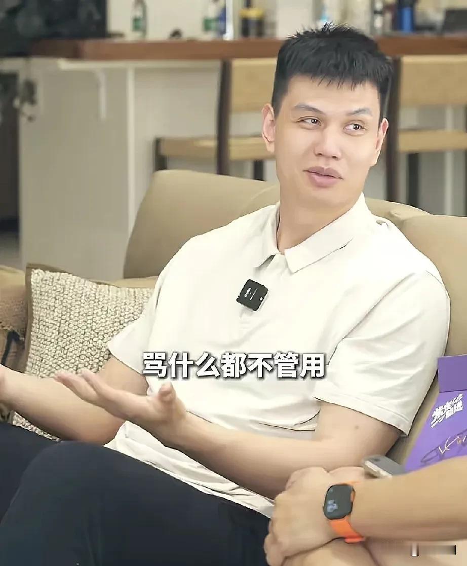 许钟豪在访谈中回应自己CBA生涯的那些争议，许钟豪职业生涯一共被禁赛11场，罚款