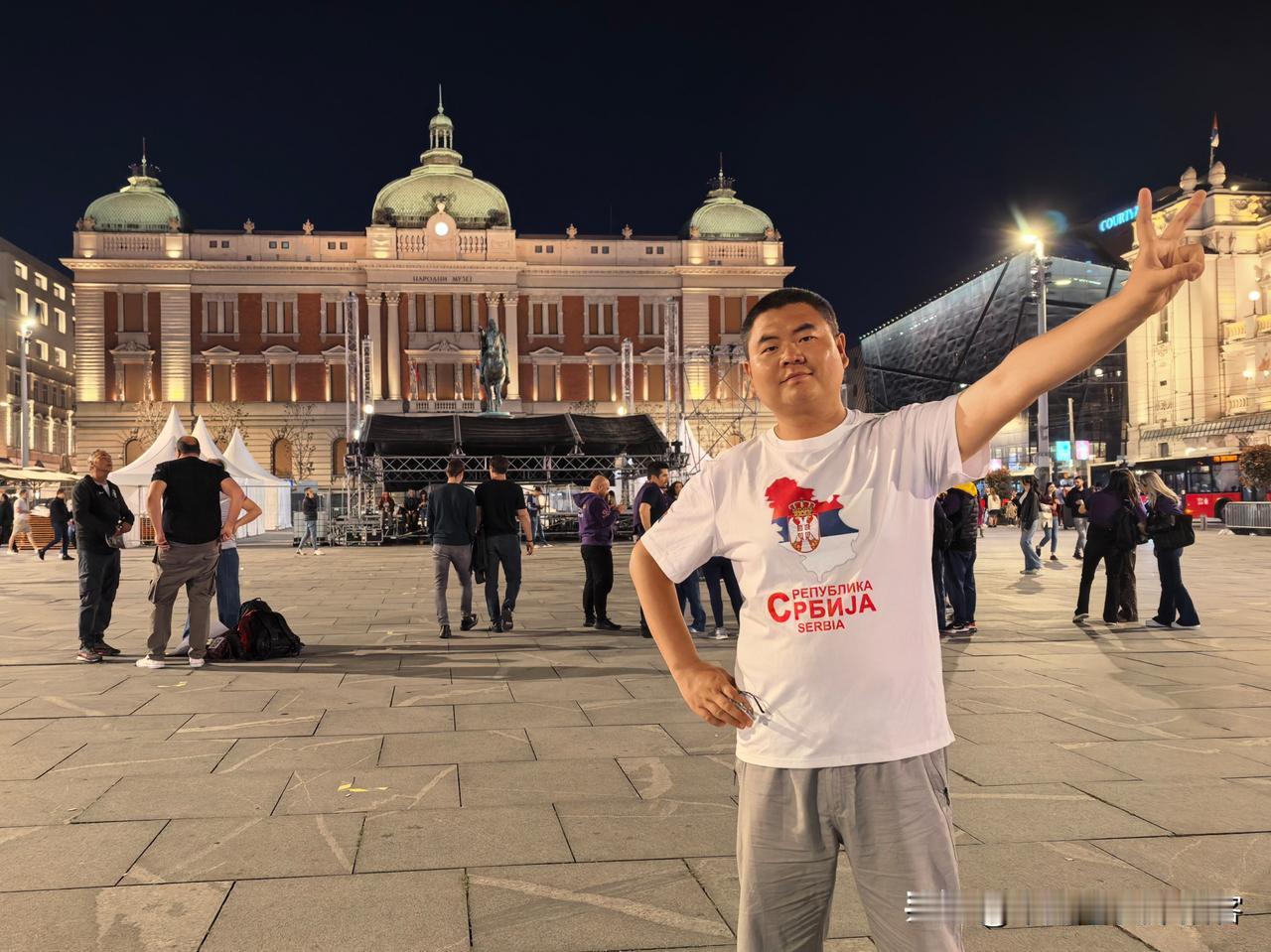 夜晚，在贝尔格莱德市中心逛街，到处都是中国人开的餐厅，仿佛置身于中国的小城市。千