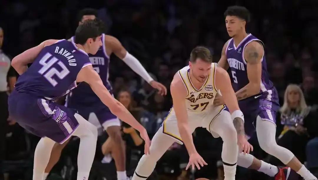 活塞23连败，湖人再送一刀？
 
今天凌晨打完，湖人背靠背飞底特律。活塞2胜24